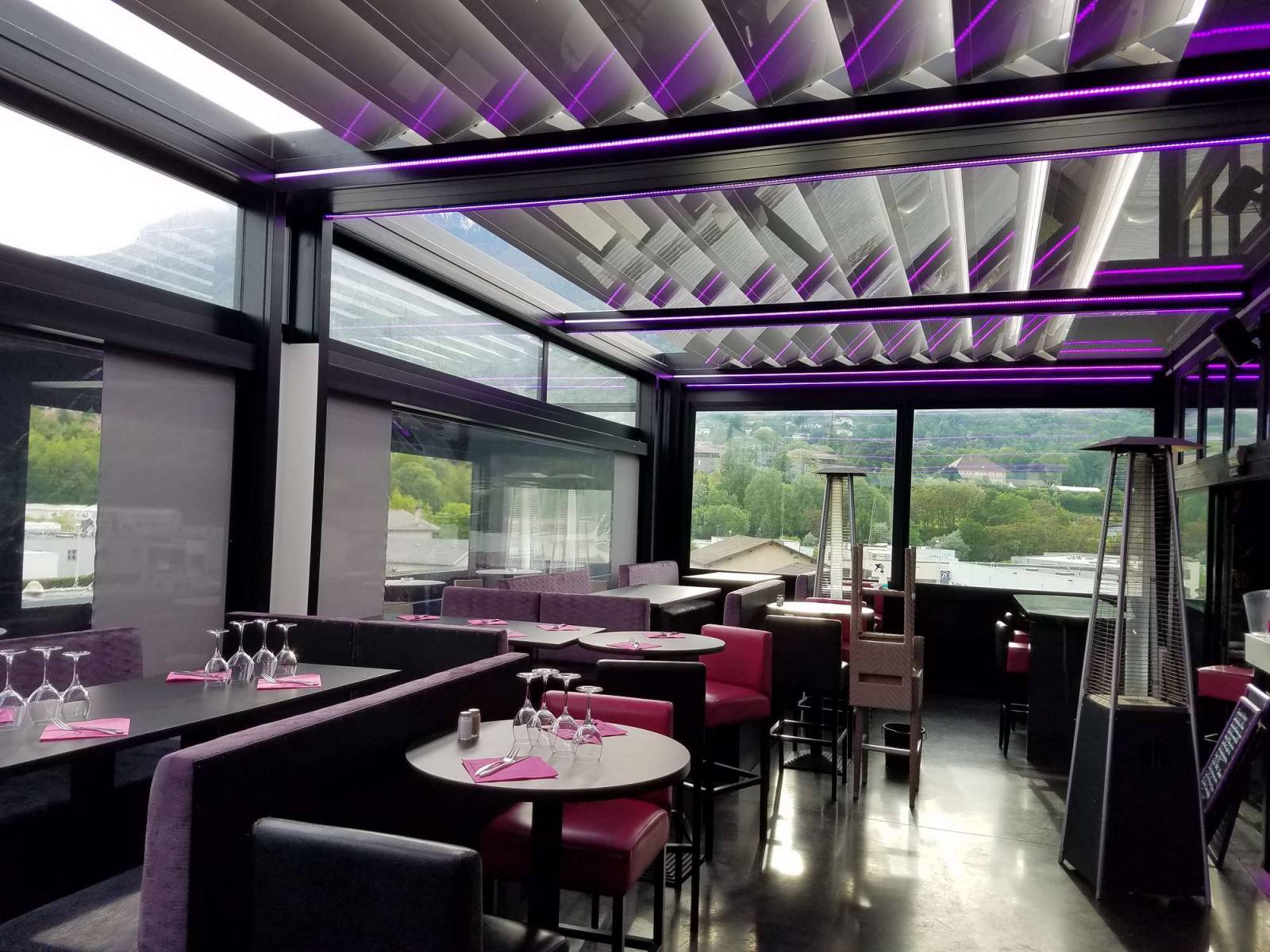 Couverture d’une terrasse de restaurant avec une pergola ciel ouv’air par espace Lounge 