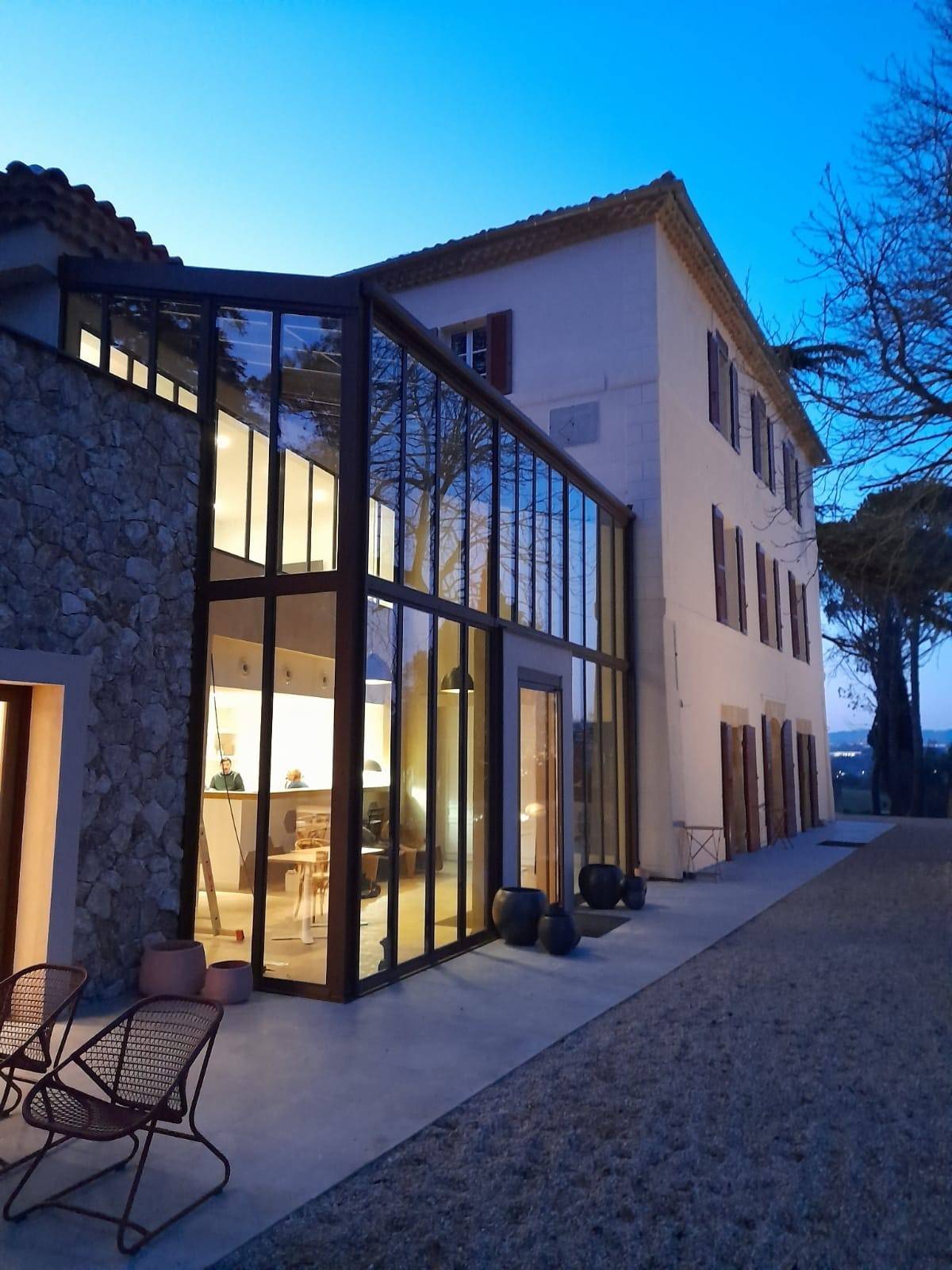 Pose d'une verrière en acier à La bastide Ikigai à Aix en Provence près de Marseille.