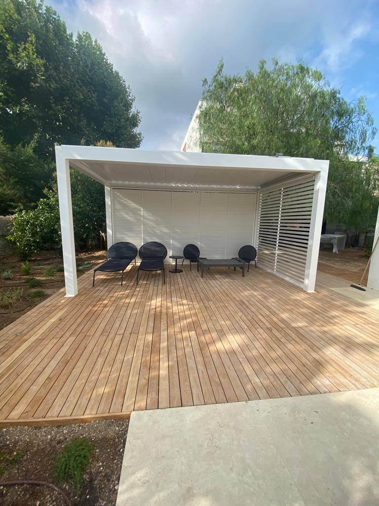 pergola Ombrisun en aluminium avec brises vus fixes à Cassis dans les Bouches du Rhône