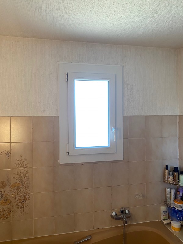 Fenêtre PVC avec verre dépoli dans une salle de bain a Gignac la Nerthe près de Aix en Provence 