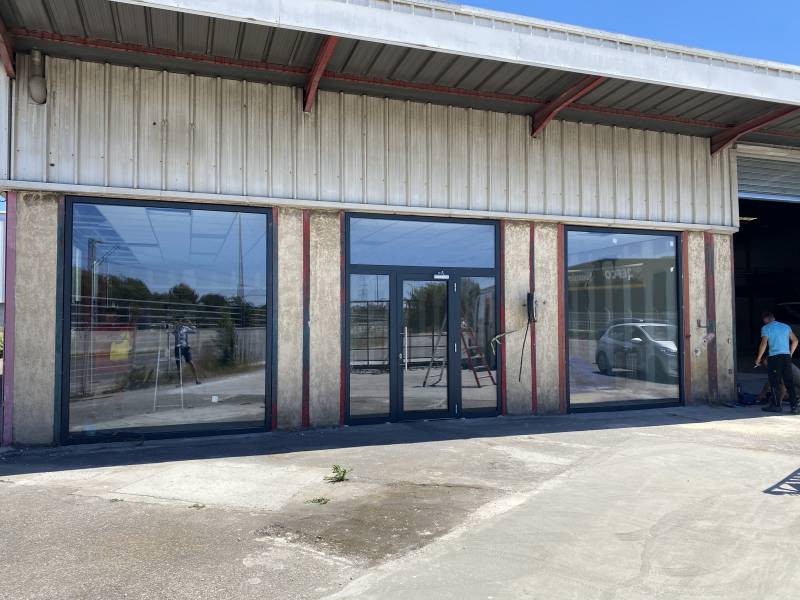 Pose de châssis fixe et d’une porte lourde pour la société CdL (comptoir de location) sur un entrepôt à la Penne-sur-Huveaune près de Marseille.
