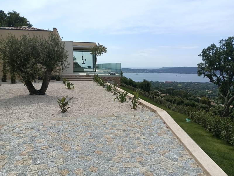 Baies minimalistes en neuf à Grimaud dans le Var
