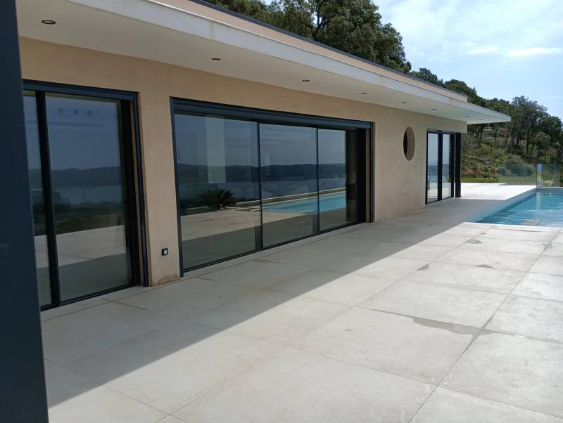 Baies minimalistes en neuf à Grimaud 