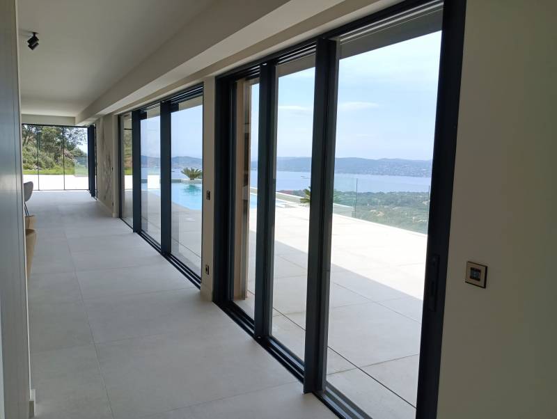 Installation baie minimaliste en aluminium à Grimaud 