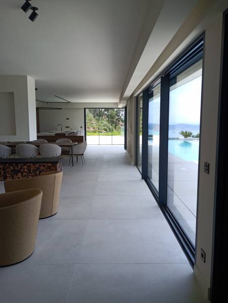Baies minimalistes en neuf proche de St Tropez