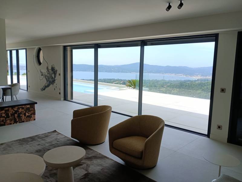 Pose de baies minimalistes sur construction neuve dans le var
