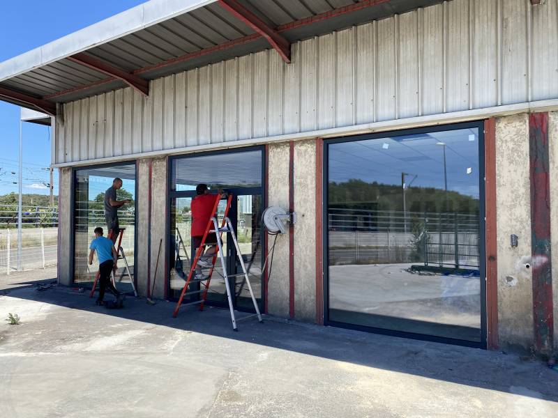 Pose de châssis fixe et d’une porte lourde pour la société CdL (comptoir de location) sur un entrepôt à la Penne-sur-Huveaune près de Marseille.