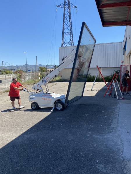 Pose de châssis fixe et d’une porte lourde pour la société CdL (comptoir de location) sur un entrepôt à la Penne-sur-Huveaune près de Marseille.