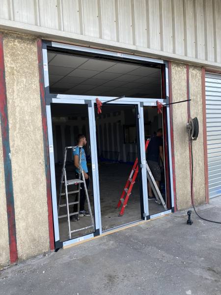 Pose de châssis fixe et d’une porte lourde pour la société CdL (comptoir de location) sur un entrepôt à la Penne-sur-Huveaune près de Marseille.