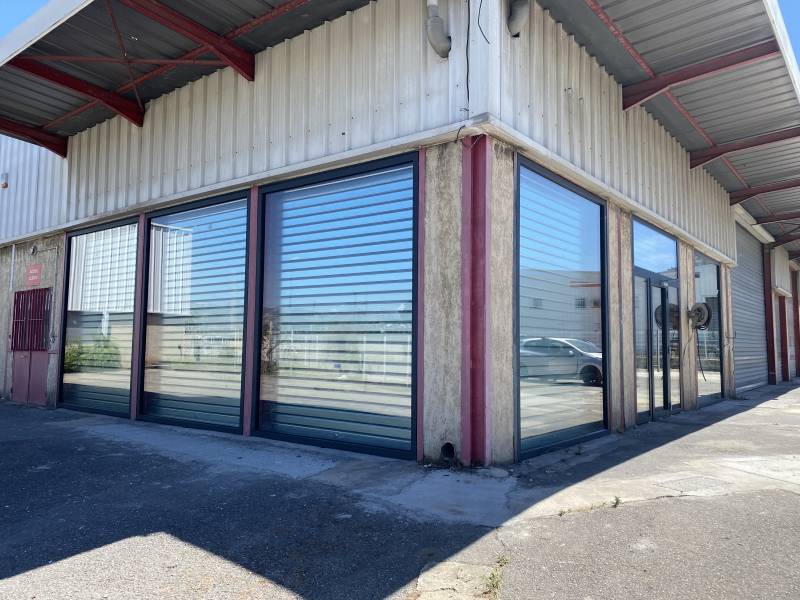 Pose de châssis fixe et d’une porte lourde pour la société CdL (comptoir de location) sur un entrepôt à la Penne-sur-Huveaune près de Marseille.