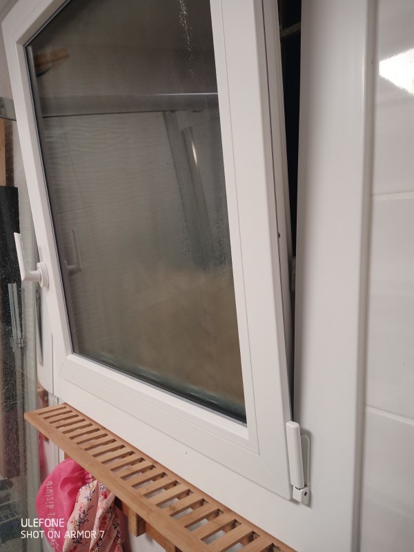 fenetre PVC verre opaque oscillo battant à Velaux près de Marseille 