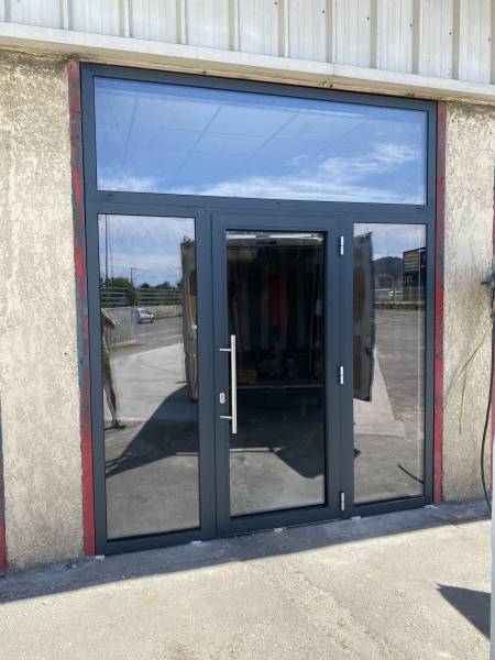 Pose de châssis fixe et d’une porte lourde pour la société CdL (comptoir de location) sur un entrepôt à la Penne-sur-Huveaune près de Marseille.
