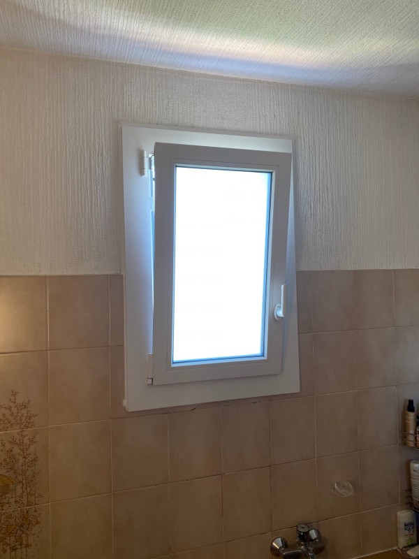 Fenêtre PVC Oscillo battant avec verre dépoli sur Gignac la Nerthe près de Aix en Provence 