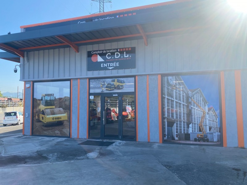 Pose de châssis fixe et d’une porte lourde pour la société CdL (comptoir de location) sur un entrepôt à la Penne-sur-Huveaune près de Marseille.