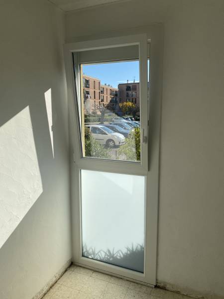 Pose de fenêtres en PVC en rénovation aux Pennes Mirabeau près de Marseille.