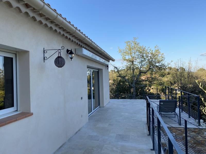 menuisier pour store banne sur mesure à Saint Maximin dans le Var
