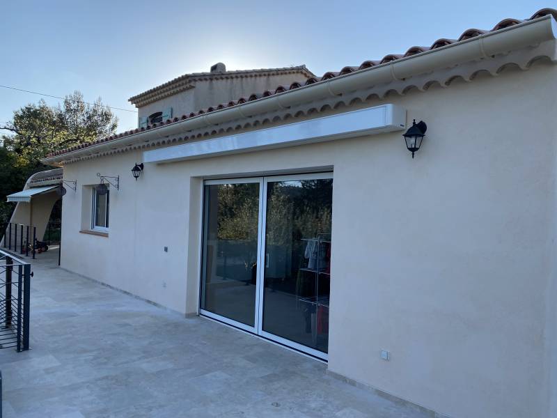 mise en place store banne sur mesure à coté de Saint Maximin la Sainte Baume