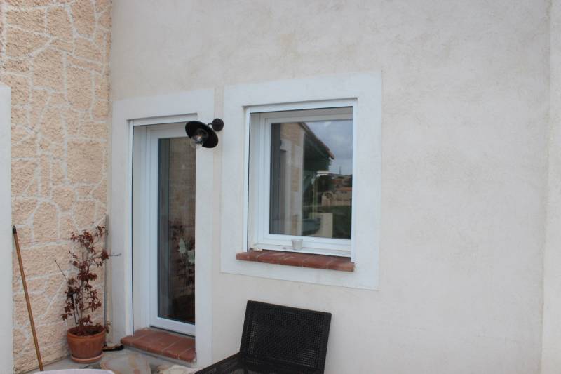 Porte de service et fenetre triple vitrage en PVC Qfort à Sausset les Pins près de Marseille 