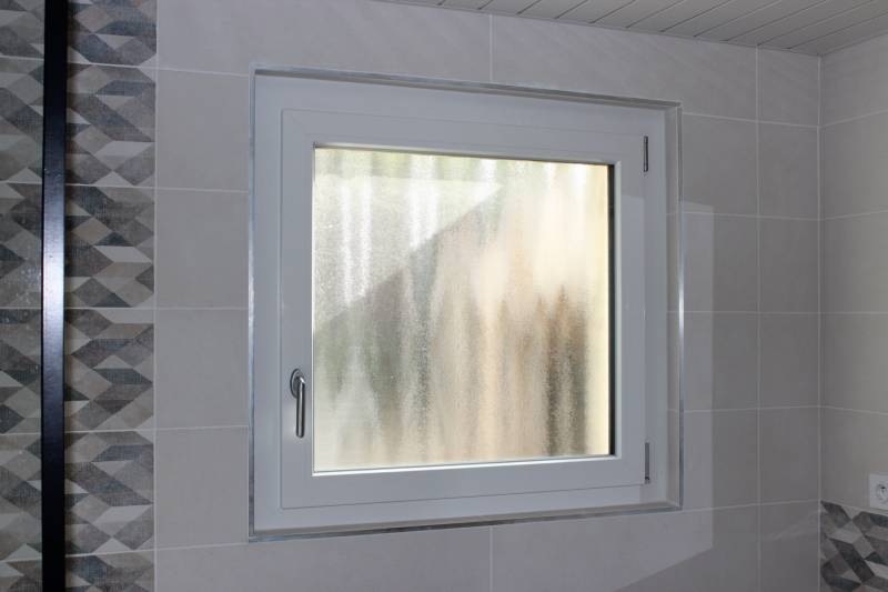 fenêtre oscillo battant avec verre sablé pour salle de bain à Sausset les Pins près de Marseille 