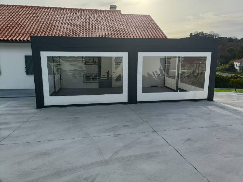 Pergola fermée avec toiles cristal transparentes sur mesure