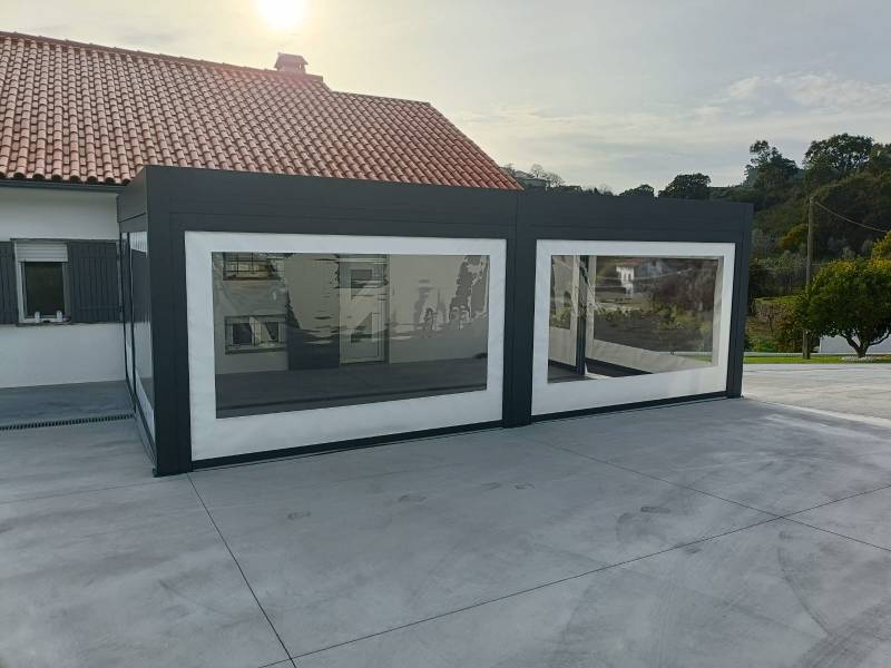 Pergola fermée avec toiles cristal transparentes sur mesure