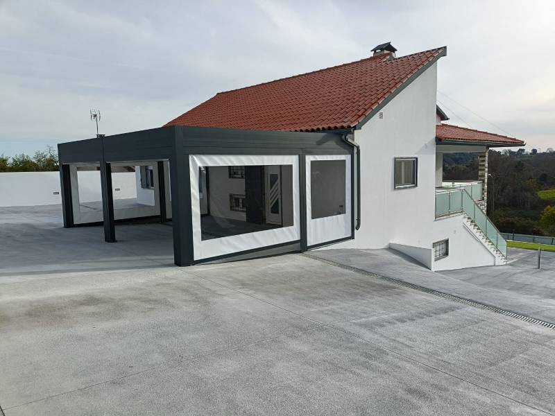 Pergola fermée avec toiles cristal transparentes sur mesure