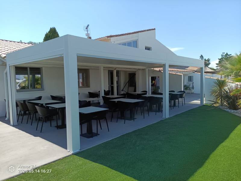 pergola bioclimatique blanche sur mesure Saintes Marie de la Mer