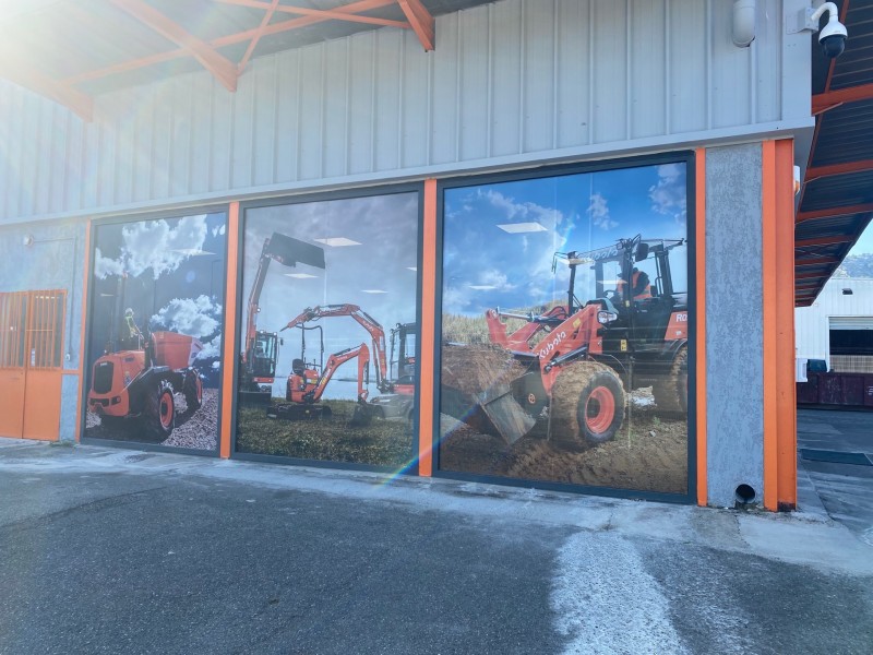 Pose de châssis fixe et d’une porte lourde pour la société CdL (comptoir de location) sur un entrepôt à la Penne-sur-Huveaune près de Marseille.