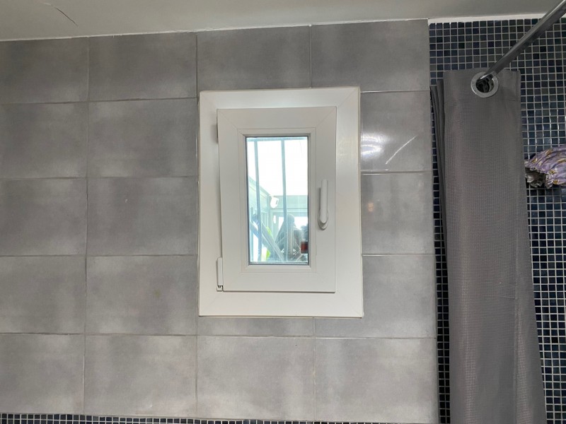 Fenêtre salle de bain oscillo battant PVC à Gignac la Nerthe près de Aix en Provence 